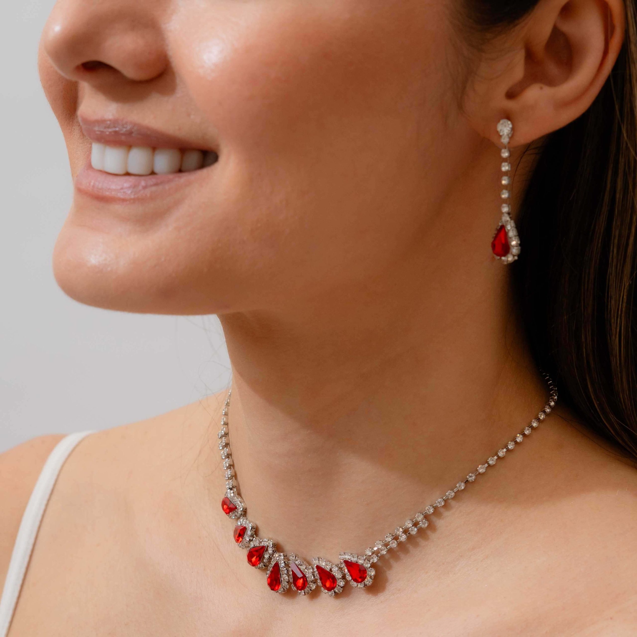 ARETES Y COLLAR DE BRILLANTES